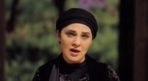 Roya Nownahali Instagram - ما مشغول بازخوانی حافظهٔ خود هستیم. 
دردناک این است که نمی‌توانم بگویم باور نمی‌کنم؛ همهٔ این تصاویر دردناک را باور می‌کنم. ما به سالیان در سرزمین سکوتِ سرد و نگاه تند و زبان تلخ زیسته‌ایم؛ نه، گذران کرده‌ایم. زیستن، آوازی‌ست که امید سر می‌دهد. ماجرای گذر از ناامیدی در نسل‌ها به مرور اتفاق می‌افتد و آدم‌ها بر چهرهٔ هم خراش‌های خاموشی را می‌بینند. 
در کتاب‌های آموزش بازیگری، فصل تازه‌ای باید آورد؛ بازیگری در زره، بازیگری بی‌صدا، بی‌حرکت، بی‌شور و شیدایی و عشق. زن مغرورِ مقتدر، در تغییر، در تفکرِ فعال را به سال‌ها جست‌وجو کردم و خواستم یادمان نرود و هر روز دسترسی سخت‌تر شد؛ تمام شد. و حالا دوران بزرگداشت انسان است و اتمام ظرفیت تولیدِ مکررِ جلوه‌های زنِ خوبِ فرمان‌برِ پارسا! برای مردان متفکر هم دست، خالی بوده است عموماً و سینمای ما از انعکاس طبقهٔ میانی مردم خالی شد؛ سریال‌ها و نمایش‌ها رفتند به ناکجاآبادهای الوان و متن‌های تکه‌پاره و اجراهای نیمه کاره.
آن‌چه ما گذراندیم گوشهٔ کوچکی از داستان جبر عادت به جبر در اجتماعِ عدم التزام عملی به پاسخ منطقی و توجه به معنی اخلاق شهروندی و حق و احترام آدمی‌ست که ما از سر گذراندیم.
آزادی، بیش از ابراز نظر است، حق ابراز وجود است؛ وجود یعنی نمایش حق انتخاب و توان خلاقیت و شکستن محدودیت‌های ساختگی.
رخداد اجرای نمایش «مثل آب برای شکلات» یکی از آن‌هاست. همین نسل که من با آن‌ها در داد و ستد بودیم برای شناخت رازهای زندگی؛ یک شب خبردار شدند که نمایش به خاطر پخش این آگهی متوقف شد. اما زندگی به شهادت شهر، متوقف نمی‌شود. محاسباتتان اشتباه بود؛ گفتیم، نشنیدید و هنوز هم مشغولید.
#زن_زندگی_آزادی#ژن_ژیان_ئازادی#مهسا_امینی
#مهساها#ما