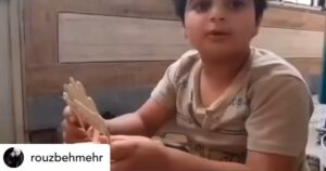 Roya Nownahali Instagram - Posted @withrepost • @rouzbehmehr در آن قايقِ كوچكِ از آزمونْ برگذشته ي تو، براى تمامِ آزاديخواهان جهان جا هست.
و ديدي كه قايقت چه سبكبال، به لَمحه اي، تمام آب هاي جهان را در نورديد؟ تمامِ آب هاي جهان در آن تشتِ رويين. 
زين پس تمامِ آب هاي زمين به تشتِ رويينِ تو مي ريزند. به دريايي كه در آن هيچ قايقي، هيچ گاه، غرق نخواهد شد. 
دريايي كه طوفان را در خود غَرق مي كند؛ دريايي با رنگين كماني مُدام. كه زين پس، تو، ربّ النوعِ رنگين كماني.
كه ديگر رنگين كمان، نه يادمانِ عهدي ست پوسيده ميانِ آن خداي خشمگين و پيغامبرش نوح، كه ديگر انساني را به طوفان هلاك نكند؛ كه در قايقِ تو براى همه زندگيْ خواهانِ جهان جا هست. و دستانِ تو ايمن ترين كَشتي بان.
كه ديگر رنگين كمان، نه كمان ِرستم است و نه سام و نه بهمن و نه هر جنگجوى ديگر؛ كه درياي تو همه ى جنگ ها را در خود حَل خواهد كرد. 
زين پس رنگين كمان بازيچه اي ست در دستان كوچكِ تو. همچون قايقت. بازيچه اي كه مي تواني بر فرازِ دريايت بگذاريش. يا پس از هر باران، در افق به ما نشانش دهي. و زين پس رنگين كمان تا هميشه، بر دست هاي پسربچه اي ظهور خواهد كرد. 
و باران هاي پاك بر درياي تو خواهد باريد. و تشتِ تو سَرْريز خواهد كرد. و آبِ پاك، روان خواهد شد بر نخل هاي سوخته. بر درياچه هاي خشكيده. بر خون هاي ريخته. بر دشت هاي تشنه. بر داغِ دلِ مادران. بر بدن هاي تب آلودِ كوفته. بر دل هاي سوخته. بر زخم هاي داغ. بر باغ. بر باغچه. بر جنگل و كوه و كوچه. بر شهر. بر زمين. بر سرزمينِ تو، سرزمينِ ما. بر زندگي. 

و اكنون من، در ميانه ي طوفان، به قايقِ امنِ تو مي آويزم. و به افق چشم مي دوزم. تا پس از طوفان، از ميانِ ابرهاي گسسته و بر فرازِ رقصِ نورها بر آب، رنگين كمان را نشانمان دهي. رنگين كمان بر دست هاي كوچك پسربچه اي. و اين يادمان عهدي ست ميانِ ما با تو؛ خداى رنگين كمان، براى آزادي، براى زندگي. 

٢٦ آبان ١٤٠١

#براى_كيان #كيان_پيرفلك
#زن_زندگي_آزادي #مهسا_اميني