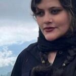 Roya Nownahali Instagram - هزاران آااااااااه، هزاران اَاااااااااه یادآوریِ سلسلهٔ بهت‌ها و دردها در واژه‌های پر مصرف و بی‌رونق، رنج آور است هنوز؛ هربار بیشتر: مراعات، انصاف، عدل، محبت، مدارا، مرگ، مرگ، مرگ آسان نیست تحملش، به‌ویژه برای جوانی درآغاز، قصه‌ای در ابتدای سطرِ اولِ فصلِ دومش تمام شد. تمامش کنید این سلسلهٔ دردهای از نو، از نو، از نو را… مکوبید بر طبلِ بی‌اعتنایی به شعر، به زمزمه، به فریاد… دلم چنان گرفته که حالم از ناتوانی واژه‌ها و دلایل و شواهد و شرایط آشوب است. تاریخ بخوانید، قصه بشنوید، پند بگیرید را نخواهم نوشت؛ روزگار، نویسندهٔ بی‌رحمی‌ست و نوبت به نوبت ورق می‌زند، ورق خورده‌ایم، ورق می‌زند… #مهسا ورق نخورد، نوشته نشد اما نام‌ها، به تک‌واژه‌ها هم قصه می‌شوند و راویان بسیارند که داستان‌ها در دل دارند. چه‌قدر تصویرِ انسان زیبا را در قاب، روی گور ببینیم و روایت‌های ناموزونِ نامربوط بشنویم و این‌طور غم و خشم روحمان را بخراشد؟ روحِ خراشیده در گوشم چیزها می‌گوید… اسم‌ها، دخترکان زیبای پرشمار، پریده رنگ… #مهساامینی#مهسا_امینی#ژینا_امینی#افسوس#چرا_بی_چرا