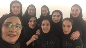 Roya Nownahali Instagram - .
این خبر همیشه تازه است.قهرمانی تیم ملی هاکی دختران ایران را می‌شود از نزدیک دید.
اول، وقتی هنوز آشنا نبودیم، فقط تصویری از آن چیزی که می‌خواستند باشند را دیده بودم، مطلبی را برای تشویق‌ گفتم و پست شد و این بود، دویدن و از پا نیفتادن و همراه شدن را تبلیغ می‌کرد.
هر وقت کسانی از خودشان مایه می‌گذارند تا ما موفقیت را ببینیم باید گفت لطف کردید، ما را سر ذوق آوردید، چطور توانستید؟ دست‌مریزاد!
دیشب فیلم شوق‌انگیز« جایی برای فرشته‌ها نیست» را دیدم؛ همراه دخترانِ نازنینِ زیبای سخت‌کوشی که 
اشک و فریاد را باهم به کار گرفتند؛ یارشان، یارشان بود؛ خانواده‌شان امن بود؛ مربی‌هاشان، معلم بودند، استادِکارشان بودند. کارگردانی ریزپرداز وخوش سلیقه و و تهیه‌کنندگی جسور  و همه و همهٔ نکته‌‌هایی که نباید فراموششان کرد باعث شده در این مستند تصویرِ تیم ملی هاکی‌ دختران ایران همان‌طور باشد که هستند، دوست‌داشتنی و باور کردنی، جنگنده و مُشَوّق. آن‌ها، انسان، ورزشکار و مؤثر و جذاب بودند و بخشی از سختیِ زندگی، سختیِ زن‌بودن، سختیِ  زن بودن دراین‌جا، این زمان و مکان را پیشِ رو گذاشتند تا بتوانیم باز هم به توانایی آدم برای اراده کردن، انجام دادن و پیشنهاد دادن، اطمینان‌کنیم. اگر اعتماد برانگیز باشیم،
به هم اطمینان می‌کنیم، از این وضع نا‌مطمئن روزگار عبور می‌کنیم؛ این دختران جذاب و خوش‌رو و ماهر، این کار را کردند و مردانی‌نیک که همسران و مادران و خواهران و شاگردان و انسان بودن را دوست داشتند، همراه شده بودند. همراهی اثر می‌کند، نتیجه می‌دهد، همراهی نتیجه داده بود.
#تیم_ملی_هاکی_دختران_ایران
#سام_کلانتری
#حامد_شکیبانیا
#رؤیانونهالی#رویانونهالی
#رامین_حیدری_فاروقی 
#royanownahali
#raminheydarifaroughi
