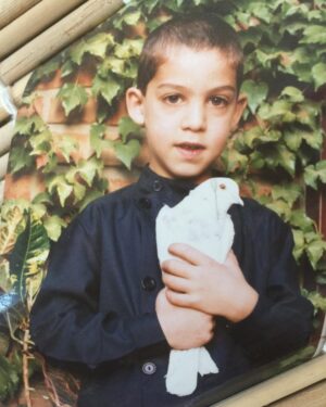 Roya Nownahali Instagram - .
طبيعت از كودكى ما نمى ترسد، ترسناك است كه از كودكان دريغ اش كنيم، مصرف اش كنيم و تمام اش كنيم.
او ما را در آغوش گرفته است، لبخند مى زند، سخاوتمند است، نگرانش نكنيم؛ ذوب نكنيم، تبخير نكنيم، خشك اش
نكنيم. از  كودكى غافل نشويم، مدرسه ى كنجكاوى برانگيز و مهربان داشته باشيم. كتاب درس مان، به طبيعت احترام بگذارد، قدر آن را بداند، پُر حرفِ كم مغز نباشد، تماشاى معنا دار، بياموزاند، ياد دهد تا از ياد نبريم، بزرگ كه شديم به ياد بياوريم.
خانه و شهر و ديار، مدرسه ى  معتبرى است اگر ادبياتِ همزيستى را انشاء كند و زمين، كاشانه باشد.
روز جهانى محيط زيست
خبر خوش، كم دارد.
١٥ خرداد،#روز_جهانى_محيط_زيست 
#من_طبيعتم
#من_با_طبيعتم
#برزو_مهر در هفت سالگى.
او اكنون جوانى برومند است و از حاميان محيط زيست و شيفته ى چنارهاى تهران. #چنار اين كهن درخت #تهران را گرامى بداريم
#رؤيانونهالى #رويانونهالى
#رامين_حيدرى_فاروقى 
#royanownahali#raminfaroughi