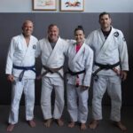 Royce Gracie Instagram - Sabe o que é beber da fonte, amigo leitor? O @eumalvinosalvador sabe... Certa vez, o faixa-marrom perguntou a @rogergracie: "Você tem preferência entre passar ou fazer guarda, ou tanto faz?" Roger respondeu: "Se eu tiver de escolher, prefiro passar. Por cima você dita um pouco o ritmo da luta. Por baixo, se você enfrenta alguém que só foge, fica difícil puxar o cara de volta, ele consegue andar para trás e evitar a luta. Por baixo, ele não tem para onde fugir, pois você está todo por cima dele. Quem passa direciona a luta e a hora dos ataques, quem fica por baixo reage, se defende. Por isso chamamos esse conceito técnico de guarda, o lutador ou lutadora por baixo está sempre pensando primeiro na defesa contra quem ataca por cima. É quando o cara por cima ataca que a luta de fato começa. E é mais fácil se impor por cima, buscando o controle e a passagem." Fica a dica, sábio leitor! Oss! #jiujitsu #malvinosalvador #kyragracie #graciekore #royce #timegmi #rogergracie #licaodejiujitsu Rio de Janeiro, Rio de Janeiro