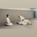 Royce Gracie Instagram - Royce Gracie deixou uma marca nas gerações de praticantes de Jiu-Jitsu. Sua imagem, que não se enquadrava no estereótipo convencional de um lutador, surpreendeu o mundo, destacando a eficácia da nossa arte e desempenhando um papel fundamental na popularização global do Jiu-Jitsu. Testemunhar alguém aparentemente frágil superar oponentes muito maiores evoca a história de Davi contra Golias, ilustrando o que o Jiu-Jitsu pode conquistar na vida das pessoas. Royce Gracie demonstrou que, independentemente do porte físico, qualquer um pode lutar e vencer. Tenho um imenso orgulho de chamá-lo de tio e de ter tido a oportunidade de aprender com ele no tatame. Gravamos o @kyragraciepodcast repleto de histórias engraçadas do @realroyce , revelando histórias únicas de sua personalidade. Cada vez que tenho a sorte de encontrá-lo, sinto uma alegria enorme e meu respeito por ele cresce, admirando sua humildade ao compartilhar sua trajetória, sua abordagem à alimentação e seu amor por ensinar a “arte suave”, entre outras qualidades. Agradeço profundamente a Royce por tudo o que ele fez e faz por nós. Eu e a comunidade do Jiu-Jitsu reconhecemos e valorizamos enormemente o seu eterno legado. Também estendo meu agradecimento à @trustfuelhealthnutrition pelo patrocínio no meu Podcast, Royce aprovou os produtos 🙌🏻 Corre e se inscreve no meu canal que esse episódio vaiao ar nesta quinta. 🙏🏼 #podcast #roycegracie #ufc #familiagracie