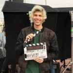Rubén Doblas Gundersen Instagram - Despues de 1 año, puedo deciros que participo en la nueva pelicula de Tom Holland #UnchartedLaPelicula y haré un gran papel de NPC de fondo con mi pelo de abuela. Estoy super agradecido con @sonypicturesspain por contar conmigo y dejarme vivir tantas locuras y conocer a tantos actorazos. Definitivamente vivimos en una simulación. #ad