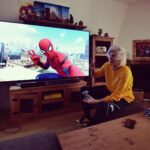 Rubén Doblas Gundersen Instagram - Primera vez que puedo presumir de tamaño. Gracias a LG por mandarme la mejor TV que he tenido, poder jugar con HDR y negros puros me está haciendo volver a jugar en el salón. #LGOLEDTV <3 #ad