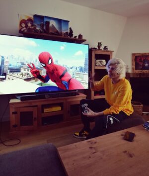 Rubén Doblas Gundersen Instagram - Primera vez que puedo presumir de tamaño.

Gracias a LG por mandarme la mejor TV que he tenido, poder jugar con HDR y negros puros me está haciendo volver a jugar en el salón. 
#LGOLEDTV <3 #ad