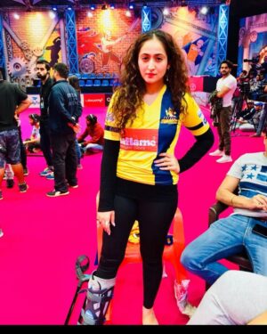 Ruchikaa Kapoor Instagram - Can’t believe the fitness levels my one legged self achieved … 🥴my current two legged self needs to meet this one nowwww… 
#ImMyOwnHero #thegirlwithcurls 
#ThrowbackThursday