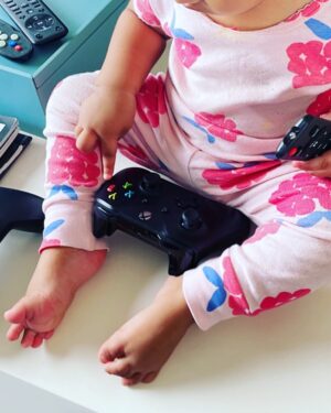 Ruchikaa Kapoor Instagram - At what age does one start using gaming consoles…? Asking for a friend … 😂 👶 🕹👩‍👧
#Anaya 
#BabyA #LifeLine #lovelikenoother #throwbackthursday