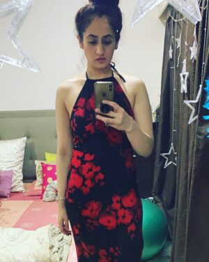Ruchikaa Kapoor Instagram - After scrolling through unrealistic beauty standards …I’ve decided to just be my own motivation from today! 💪🙋🏻‍♀️
Why BeYonce, when you can just BeYourself ;) 😉😂😎
#LetsDoThis #BringingItBack #MondayMotivation on a Wednesday! #TheGirlWithCurls Returns!