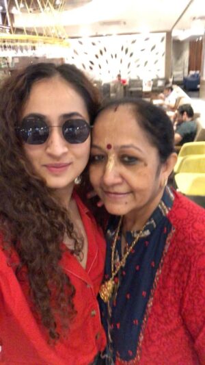 Ruchikaa Kapoor Instagram - Happyyyy Mother’s Dayyyyyy to my incredible mothers! Love love love you’ll … 
Thank you for everything you’ve done and for all that you continue to do… ❤️❤️❤️ 
#HappyMothersDay #MomLove #TheGirlWithCurls #RachnaKapoor #DilshadSheikh
