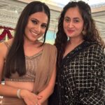 Ruchikaa Kapoor Instagram - Just something so wonderful about festivals 🪔💫… In your 30’s Diwali is all about ‘getting dressed, getting together and ruining your sleep schedule’ 🫣😂… … Happy Diwaliiiiiii yall ❤️🪔🫶🏻 #TistheseasontobeJolly #LightUp #HappyDiwali #TheGirlWithCurls