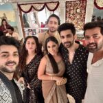 Ruchikaa Kapoor Instagram - Just something so wonderful about festivals 🪔💫… In your 30’s Diwali is all about ‘getting dressed, getting together and ruining your sleep schedule’ 🫣😂… … Happy Diwaliiiiiii yall ❤️🪔🫶🏻 #TistheseasontobeJolly #LightUp #HappyDiwali #TheGirlWithCurls
