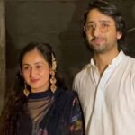 Ruchikaa Kapoor Instagram - Just something so wonderful about festivals 🪔💫… In your 30’s Diwali is all about ‘getting dressed, getting together and ruining your sleep schedule’ 🫣😂… … Happy Diwaliiiiiii yall ❤️🪔🫶🏻 #TistheseasontobeJolly #LightUp #HappyDiwali #TheGirlWithCurls