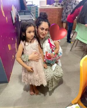 Ruchikaa Kapoor Instagram - Happy happy birthday to 
‘The Queen of Everything’… our Riyana! 
❤️🌸 👑 
Always playing by her rules or changin the game ! 🥰💪 my babyyyy I loveeee you ❤️❤️❤️ 
#RiyanaDay #BdayBaby #MaasiLove #JuneBornsAreTheBest 
@radhika_morjaria @morjariavishal