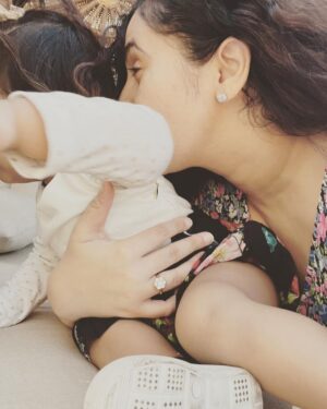 Ruchikaa Kapoor Instagram - Sunday cuddlesssss… even if they’re forced ! 🥰👩‍👧❤️
#Anaya #sundayvibes #Thegirlwithcurls