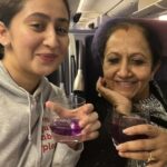 Ruchikaa Kapoor Instagram - Good times with the bestie 🥂❤️#MamaLove #TheGirlWithCurls @rachnakapoor2125