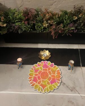 Ruchikaa Kapoor Instagram - Aur tu phuljhadiyon wale tyoharon jaisi 😍 👶 ✨🪔 ✨ Seasons greetings from me & my rangoli partner 👩‍👧♾️ #HappyDiwali #saynotocrackers🚫 #celebratelife