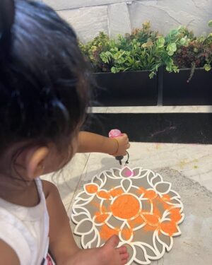 Ruchikaa Kapoor Instagram - Aur tu phuljhadiyon wale tyoharon jaisi 😍 👶 ✨🪔 ✨ Seasons greetings from me & my rangoli partner 👩‍👧♾️ #HappyDiwali #saynotocrackers🚫 #celebratelife