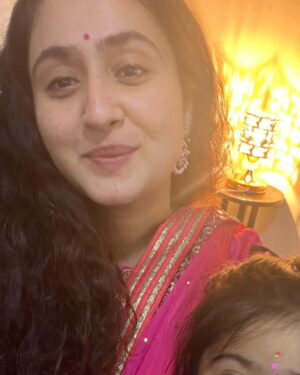 Ruchikaa Kapoor Instagram - Aur tu phuljhadiyon wale tyoharon jaisi 😍 👶 ✨🪔 ✨ Seasons greetings from me & my rangoli partner 👩‍👧♾️ #HappyDiwali #saynotocrackers🚫 #celebratelife