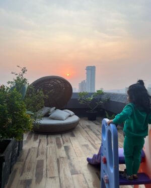 Ruchikaa Kapoor Instagram - She thinks she has a good View … but actually I’ve got the best view 😍👶❤️😘💫👩‍👧#ChasingSunsets  #MorningsLikethese #MotherDaughterthings #girlmom