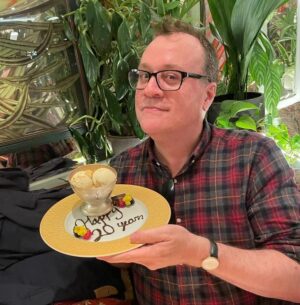 Russell T Davies Instagram - It’s 20 years since the BBC announced that Doctor Who was going to return in 2005! And now here we are again. Love this show ♥️ @bbcdoctorwho @bbciplayer @bbcone @disneyplus @the_ivy_collection ♥️♥️➕🟦
