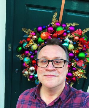 Russell T Davies Instagram - Wreath time! 🎄