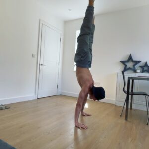 Ryan Dean Instagram - CHALLENGE TIME WINNER GETS £25💰
👇🏼
This is a straddle to handstand, very shaky but we got 4 done on my second try💪🏼
❗️TO WIN!❗️💰
1. Beat my score! (4)
2. Post your video & tag me
3. Tag a friend below & Comment (💪🏼💰) 4. Subscribe to my YouTube (Ryan Dean)
.
.
.
#keepfitwithachallenge #gym #challenge
#whowillwin #ryandean #nightime
