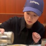 Ryo Sato Instagram - 先月、大阪での仕事終わりに、たまたまこっち方面で仕事があった友達がたくさんいた奇跡、で、大阪で合流して、お好み焼き🟤 この後、20年ぶりのUSJへ向かうのでした🪄✨ その前に、鰹節と青のりをふりかける女。 　 #お好み焼き #鰹節と青のり #フラッシュにびっくり #ZARAで急遽買ったLosAngelesキャップ #USJ #ハリーポッター 音楽を初めて付けてみました🎸 #旺福 ( #ワンフー )という台湾のバンドの、「#迷你裙 ( #ミニスカート )」という曲です。 ただ好きなだけで、動画とは関係ないです、、笑笑