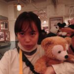 Ryo Sato Instagram - #ディズニーシー アルバム② 2枚目以降は要所要所で必ず行うストレッチタイム🦓⚡️ 寒い＆立ちっぱなしで全体が凝りました🌀 １枚目はキャラメルポップコーンを永遠に食べる私を(ひとりで2箱買った)爆笑しながら激写されたところ🍿🍿 みんなでダッフィー軍団(ジェラトーニ🐱🎨とシェリーメイ🐻🎀)を連れて帰ってきました🧸 午前中はカチューシャするのがあんなに恥ずかしかったのに、夜にはダッフィーをだっこして歩いてました…これがディズニーマジックかァ🪄💫✨ 次こそランドに行きたいと思います！ おしまい
