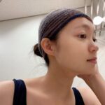 Ryo Sato Instagram - メイク前🌻 アンナちゃん、だいぶ濃いめのメイクで出来ているのですが、ベースの人間は激烈薄顔🧹🪣🫧 正面から撮るとより顔が無いのが際立つので斜め下から煽ってみた🤳 オランダ顔に生まれたかったな。(?) #ヴィンセントインブリクストン #アンナ