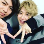 Ryo Yokoyama Instagram - Gロッソ特別公演7日目、終了致しました！ 子供達のパワーに毎回驚かされます。 憧れと期待に応えられるよう、まだまだ頑張ります！ 今日の写真は、ついに明日がっつり関わるのではと噂の魁利君と。 やっとだよ！！ でも相変わらずよくわかんねぇ回(褒め言葉)になりそうですね。 そして明日はついに、特別公演第四弾最終日です。 テレビの前か、Gロッソでお会いしましょう。 #ちなみに #ハンドサインは #メリークリスマスの #Mのつもり