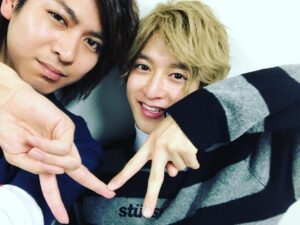 Ryo Yokoyama Instagram - Gロッソ特別公演7日目、終了致しました！
子供達のパワーに毎回驚かされます。
憧れと期待に応えられるよう、まだまだ頑張ります！

今日の写真は、ついに明日がっつり関わるのではと噂の魁利君と。
やっとだよ！！
でも相変わらずよくわかんねぇ回(褒め言葉)になりそうですね。

そして明日はついに、特別公演第四弾最終日です。
テレビの前か、Gロッソでお会いしましょう。

#ちなみに
#ハンドサインは
#メリークリスマスの
#Mのつもり