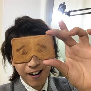 Ryo Yokoyama Instagram - 我ながらめちゃくちゃびっみょ〜な感じの写真が撮れたので、とりあえず載せておきます。よろしくお願い致します。
#殴りたい
#この笑顔
#にわかせんぺい