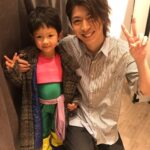 Ryo Yokoyama Instagram - 昨日のバースデーイベント、お陰様で無事終了致しました！ 沢山の方からお祝いして頂き、本当に幸せでした。 楽しんで頂けたならなによりです。 写真はSNS掲載の許可を頂けた子供達と、MCをして下さった芸人のタケトさんです😊 隊服もレオタードも完成度が高すぎて、お母さんって凄いんだなと改めて思いました。 24歳の目標は変わらず「丁寧に生きる」そして「恩返しの一年にする」です。 1年間ルパパトを応援して下さった皆様や、お世話になった方々、家族や友達に恩返し出来る一年を目指します😊 これからもよろしくお願い致します。