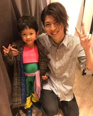 Ryo Yokoyama Instagram - 昨日のバースデーイベント、お陰様で無事終了致しました！
沢山の方からお祝いして頂き、本当に幸せでした。
楽しんで頂けたならなによりです。

写真はSNS掲載の許可を頂けた子供達と、MCをして下さった芸人のタケトさんです😊
隊服もレオタードも完成度が高すぎて、お母さんって凄いんだなと改めて思いました。

24歳の目標は変わらず「丁寧に生きる」そして「恩返しの一年にする」です。
1年間ルパパトを応援して下さった皆様や、お世話になった方々、家族や友達に恩返し出来る一年を目指します😊
これからもよろしくお願い致します。