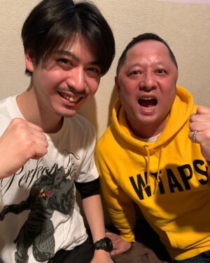 Ryo Yokoyama Instagram - 昨日、誕生日でした。
皆様のおかげで今年も無事、誕生日を迎えることが出来ました。
ありがとうございます。

去年はバースデーイベントで沢山の方にお祝いして頂き、今年はキン肉マン仲間と、まさかの嶋田先生にお祝いして頂きました。
25歳になりましたが、ここまで育ててくれた両親や今まで支えてくれた周りの人全てに改めて感謝しなきゃなと思いました。

こんなちっちゃいのがここまで大きくなるんですから、人間って不思議ですね。
両脇に椅子があるのに、なぜそこで浮くことを選択したんだ、小さい頃の俺よ。