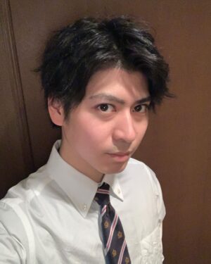 Ryo Yokoyama Instagram - みなさま、メリークリスマスイブ。
いかがお過ごしでしょうか。
シャケ食ってますか。

僕は自分へのプレゼントでネクタイを買いました。
相変わらずのキン肉マングッズです。
さて、どの超人がモチーフでしょうか？
正解は2枚目へ😊

皆様が素敵なクリスマスを過ごせますように🙏🎄
#メリークリスマスイブ
#クリスマスには
#シャケを食え