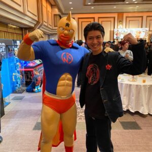 Ryo Yokoyama Instagram - 昨日、キン肉マン生誕40周年記念パーティーにご招待して頂きました。
人生のお手本にして来たヒーローであり、キン肉マンがいなければ今の僕は無いと断言出来ます。
そんなヒーローの記念日を、その誕生や活躍に関わって来た方々とお祝いさせて頂けて光栄でした。
まさに会場全体に友情パワーが充満した、最高の空間でした。
40周年、おめでとうございます！！ ちなみに写真を撮ってもらった後にキン肉マンが敬礼をしてくれて「ほひょ」みたいな音を出しながらテンパりました。

#キン肉マン
#ゆでたまご 先生
#29日の金曜日は
#キン肉マンの日