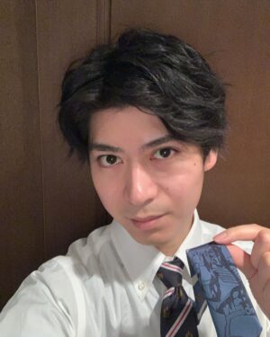 Ryo Yokoyama Instagram - みなさま、メリークリスマスイブ。
いかがお過ごしでしょうか。
シャケ食ってますか。

僕は自分へのプレゼントでネクタイを買いました。
相変わらずのキン肉マングッズです。
さて、どの超人がモチーフでしょうか？
正解は2枚目へ😊

皆様が素敵なクリスマスを過ごせますように🙏🎄
#メリークリスマスイブ
#クリスマスには
#シャケを食え