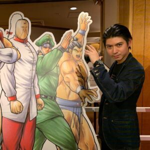Ryo Yokoyama Instagram - 昨日、キン肉マン生誕40周年記念パーティーにご招待して頂きました。
人生のお手本にして来たヒーローであり、キン肉マンがいなければ今の僕は無いと断言出来ます。
そんなヒーローの記念日を、その誕生や活躍に関わって来た方々とお祝いさせて頂けて光栄でした。
まさに会場全体に友情パワーが充満した、最高の空間でした。
40周年、おめでとうございます！！ ちなみに写真を撮ってもらった後にキン肉マンが敬礼をしてくれて「ほひょ」みたいな音を出しながらテンパりました。

#キン肉マン
#ゆでたまご 先生
#29日の金曜日は
#キン肉マンの日