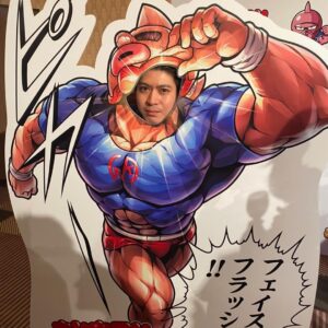 Ryo Yokoyama Instagram - 昨日、キン肉マン生誕40周年記念パーティーにご招待して頂きました。
人生のお手本にして来たヒーローであり、キン肉マンがいなければ今の僕は無いと断言出来ます。
そんなヒーローの記念日を、その誕生や活躍に関わって来た方々とお祝いさせて頂けて光栄でした。
まさに会場全体に友情パワーが充満した、最高の空間でした。
40周年、おめでとうございます！！ ちなみに写真を撮ってもらった後にキン肉マンが敬礼をしてくれて「ほひょ」みたいな音を出しながらテンパりました。

#キン肉マン
#ゆでたまご 先生
#29日の金曜日は
#キン肉マンの日