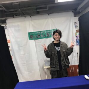 Ryo Yokoyama Instagram - 昨日は喜久屋書店仙台店様で握手会、そして今日はルパパトFLT仙台公演でした！
皆様とたくさんお話して一緒に笑って、とにかくめちゃくちゃ楽しい2日間でした。
FLTは今日で折り返しとなりましたが、これからも全力を出して突っ走ろうと思います。
3公演目のエチュード対決では大暴れさせて頂きました。
これからもアツく、激しく、そしてたまにゆる〜く盛り上げていこうと思います！
けっぱっていこー！！
#喜久屋書店
#ルパパト
#FLT
#仙台