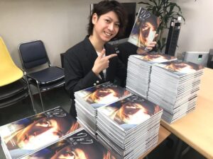 Ryo Yokoyama Instagram - ネットサイン会、ご視聴ありがとうございました！
写真集、ついに明日発売です😊
初めてのネット配信で緊張しましたが、お陰様で楽しくお話しする事が出来ました。
写真集もたくさんの方にご予約頂き、本当に嬉しいです。
抽選当たった方はおめでとうございます🎉
今回外れてしまった方にも、また機会があればプレゼント企画とかやりたいなぁと思います🥺
これからも応援よろしくお願い致します😊
#ワニブックス 様
#横山涼
#写真集
#りょう
#横浜