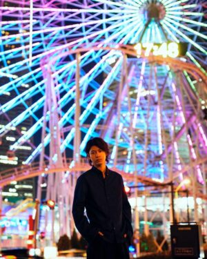 Ryo Yokoyama Instagram - この前載せたのがモノクロだったので、カラフルな一枚も。

ルパパトもおかげさまで無事最終回を迎えることが出来ました。
本当に楽しく幸せな一年でした。
皆様、僕をヒーローにしてくれてありがとうございます。
写真集で皆様のルパパトロスを少しでも紛らわせる事が出来たら幸いです。
よろしくお願い致します。

#ワニブックス
#横山涼
#写真集
#りょう
#横浜
#ルパパト