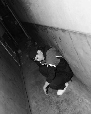 Ryo Yokoyama Instagram - テーマは「お前そんなとこいたら化けの皮のストックにされるぞ」です。(嘘）
写真集、こんな感じでちょっといかつい？感じの写真も入れちゃいました。
3月20日発売予定になります。
よろしくお願い致します。
#ワニブックス
#横山涼
#写真集
#りょう
#横浜