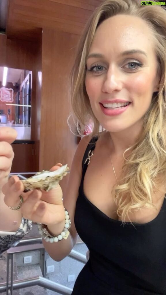 Sára Milfajtová Instagram - Oysters #salud #madrid #mercado #oyster #amiga Mercado de San Miguel,Madrid