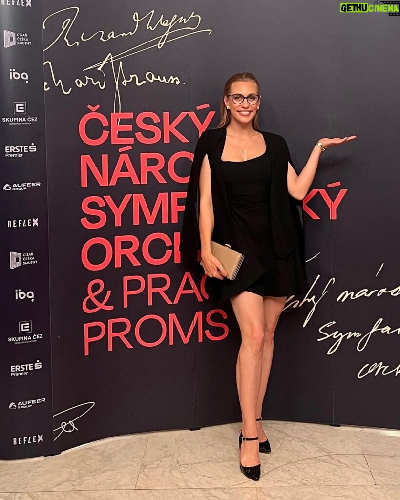 Sára Milfajtová Instagram - Bravo! Grammy night with #czechnationalsymphonyorchestra @cnso_official @vincemendozacomposer Thank you🙏