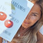 Sónia Araújo Instagram - Durante estas férias acabei de ler o romance do @helder.reis.rtp “ Sabíamos tão pouco sobre o amor” Que maravilha! Além de muito bem escrito, da preocupação e rigor cronológico, a forma como nos prende a narrativa , o bom gosto descritivo no detalhe, mas sobretudo a sensibilidade nas palavras certas e a capacidade de nos fazer gerar a mais pura e mais importante das emoções , o Amor! Ainda para mais ,tendo eu raízes familiares em Trás-os -Montes, terra da minha mãe e avós maternos, identifiquei-me com tantos momentos do livro, os cheiros , os sabores e dei por mim a sentir muitas saudades dos meus avós , da sua casa e da sua forma simples de viver. A minha avó também se chamava Amélia e à sua maneira também foi uma mulher forte e encantadora😍… Podes escrever mais romances Helder meu amigo de coração 💖 #sabiamostaopoucosobreoamor #livro #romance #cerejas