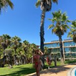 Sónia Araújo Instagram - Já vos disse que adoro este Spot ? Têm mesmo que vir a dois ou em família , aliás os meus filhos têm memórias deste lugar desde que são pequenos e estão sempre desejosos de voltar . É um Resort sim, mas tenho a praia a dois passos, tenho natureza à minha volta , tenho tranquilidade , não há confusões. Adoramos o Algarve e este ano estamos a demorar-nos um pouco mais por cá do que é costume. O nosso país é incrível , tem tudo! Todos sabem que praia é sempre a minha preferência no que toca a férias e as nossas são maravilhosas . Viajarmos juntos é mesmo uma das melhores heranças emocionais e de conhecimento que podemos deixar aos nossos filhos. Vou partilhando estes meus dias e obrigada por estarem desse lado sempre a acrescentar-me! Um obrigada especial à “ minha fotógrafa oficial” destas férias, a minha filha ❤️ que disse que era uma pena estas fotos ficarem só no rolo de câmara 😂😍 #NAUSalgadosDunasSuites #ferias NAU Salgados Dunas Suites