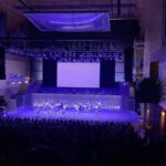 Sónia Araújo Instagram - Amanhã e nos próximos dias muitas de nós ( na foto) vão falar desta noite, da experiência de pisar de novo o palco enquanto alunas da Academia @pirmintreku . A escola celebrou 60 anos e convidou ex-alunas a participar no momento final num clássico com todo o elenco. Cerca de 160 bailarinos em palco é qualquer coisa! Amanhã vamos rir e chorar ao rever as imagens… Mas a magia, a essência do que representa dançar, essa vai durar mais uns bons anos e entranhar-se para a vida! 💃